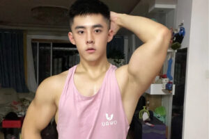 肌肉男长着一张稚嫩的娃娃脸，身材与颜值不搭，也阻挡不了你心动-大壹博客