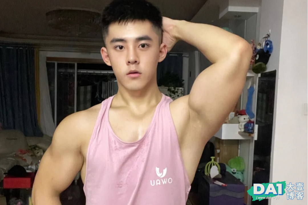 肌肉男长着一张稚嫩的娃娃脸，身材与颜值不搭，也阻挡不了你心动-大壹博客