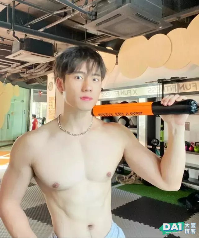 自拍健身房内肌肉小奶狗,纤细的腰身,健壮的胸肌,满屏的荷尔蒙 自拍健身房内肌肉小奶狗,纤细的腰身,健壮的胸肌,满屏的荷尔蒙