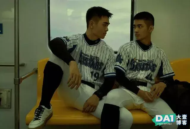 穿棒球服的寸发小哥哥,精致的身材穿上修身棒球服,好看还显时尚 穿棒球服的寸发小哥哥,精致的身材穿上修身棒球服,好看还显时尚