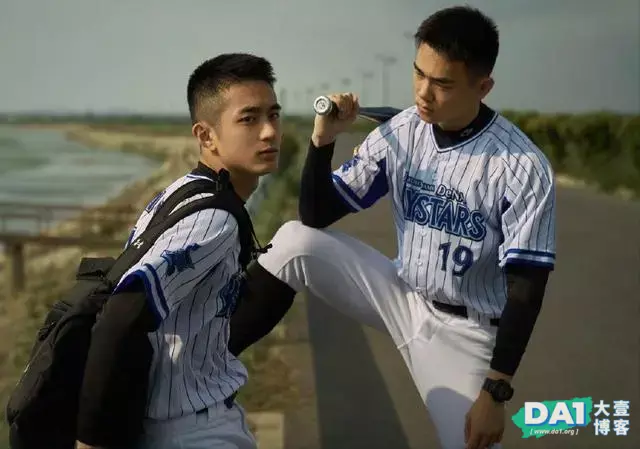 穿棒球服的寸发小哥哥,精致的身材穿上修身棒球服,好看还显时尚 穿棒球服的寸发小哥哥,精致的身材穿上修身棒球服,好看还显时尚