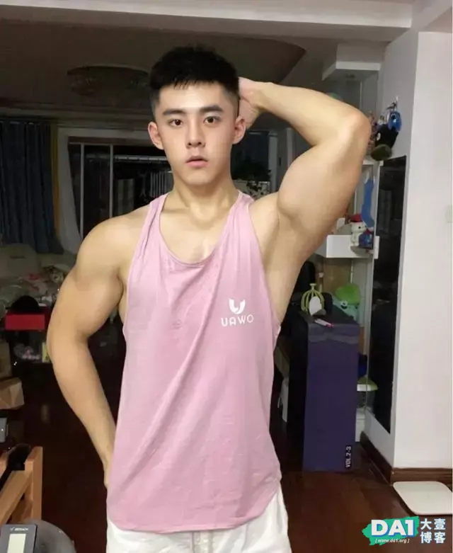 肌肉男长着一张稚嫩的娃娃脸,身材与颜值不搭,也阻挡不了你心动 肌肉男长着一张稚嫩的娃娃脸,身材与颜值不搭,也阻挡不了你心动