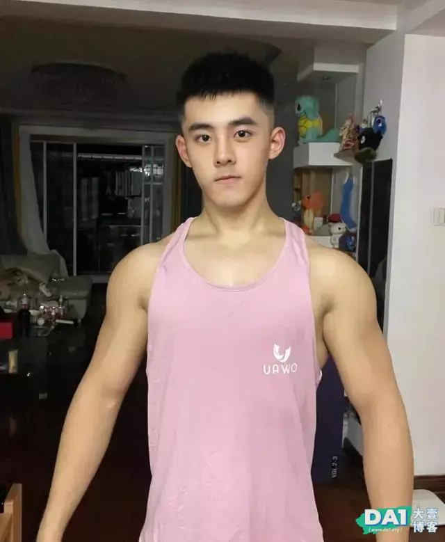 肌肉男长着一张稚嫩的娃娃脸,身材与颜值不搭,也阻挡不了你心动 肌肉男长着一张稚嫩的娃娃脸,身材与颜值不搭,也阻挡不了你心动