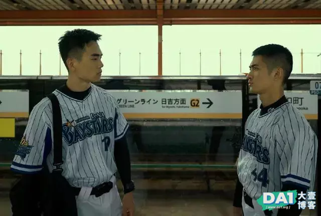 穿棒球服的寸发小哥哥,精致的身材穿上修身棒球服,好看还显时尚 穿棒球服的寸发小哥哥,精致的身材穿上修身棒球服,好看还显时尚