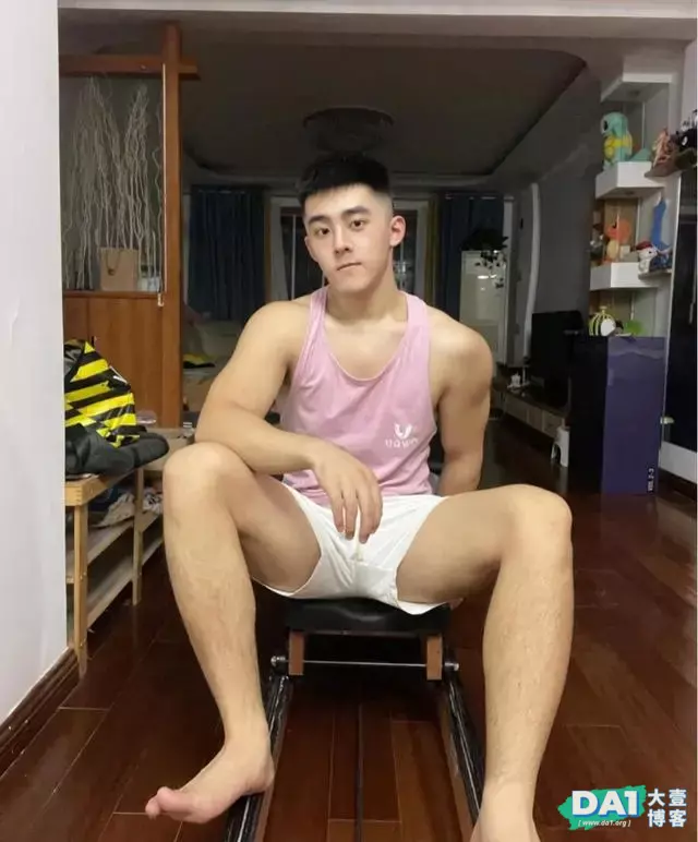 肌肉男长着一张稚嫩的娃娃脸,身材与颜值不搭,也阻挡不了你心动 肌肉男长着一张稚嫩的娃娃脸,身材与颜值不搭,也阻挡不了你心动
