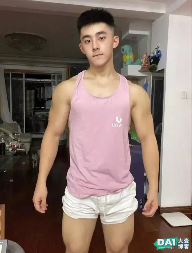肌肉男长着一张稚嫩的娃娃脸,身材与颜值不搭,也阻挡不了你心动 肌肉男长着一张稚嫩的娃娃脸,身材与颜值不搭,也阻挡不了你心动