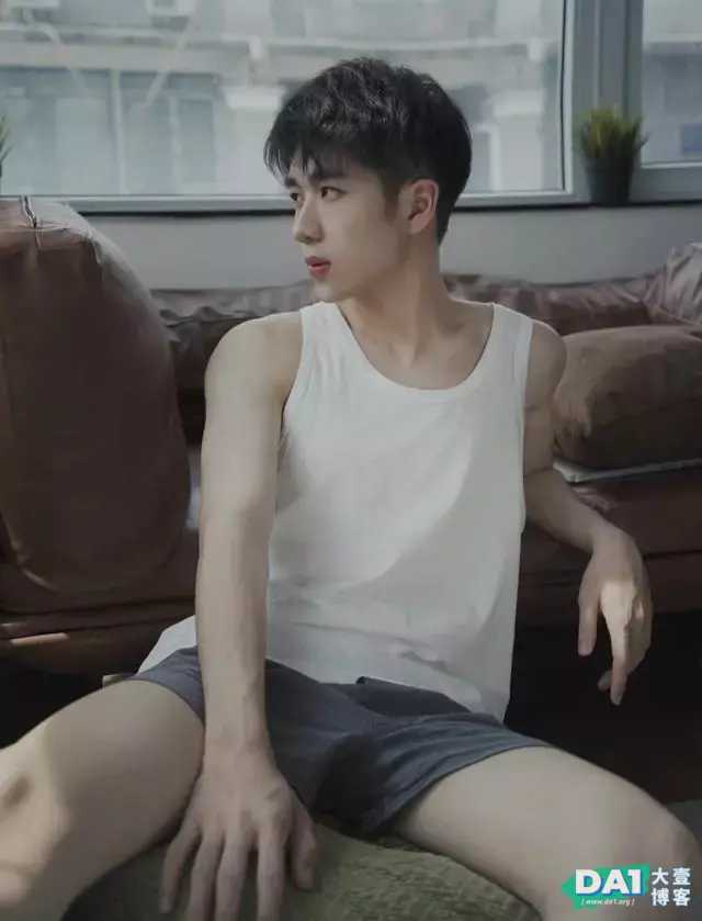 斯文英俊薄肌小哥哥,干净肌肤让人羡慕,这才是真正奶狗弟弟吧! 斯文英俊薄肌小哥哥,干净肌肤让人羡慕,这才是真正奶狗弟弟吧!