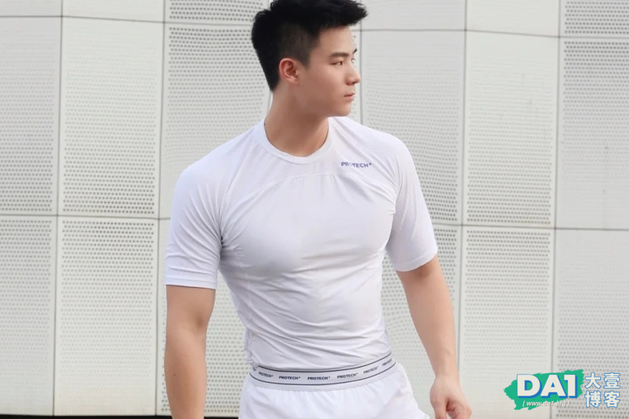 健壮阳刚、英俊帅气的五官，穿训练服的肌肉小狼狗，尽显型男本色-大壹博客