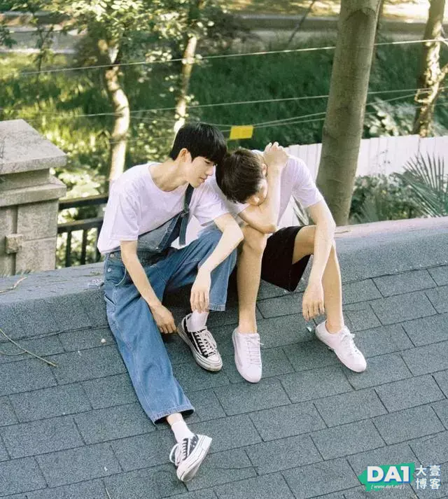 清晨阳光下的青春美少年,浑身的朝气让人羡慕,和室友的美好时光 清晨阳光下的青春美少年,浑身的朝气让人羡慕,和室友的美好时光