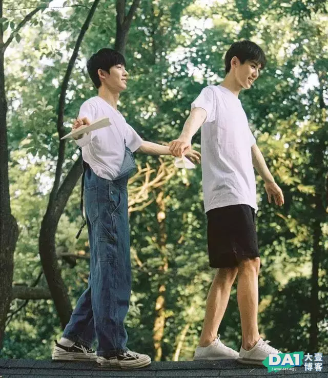 清晨阳光下的青春美少年,浑身的朝气让人羡慕,和室友的美好时光 清晨阳光下的青春美少年,浑身的朝气让人羡慕,和室友的美好时光