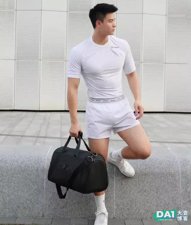 健壮阳刚、英俊帅气的五官,穿训练服的肌肉小狼狗,尽显型男本色 健壮阳刚、英俊帅气的五官,穿训练服的肌肉小狼狗,尽显型男本色