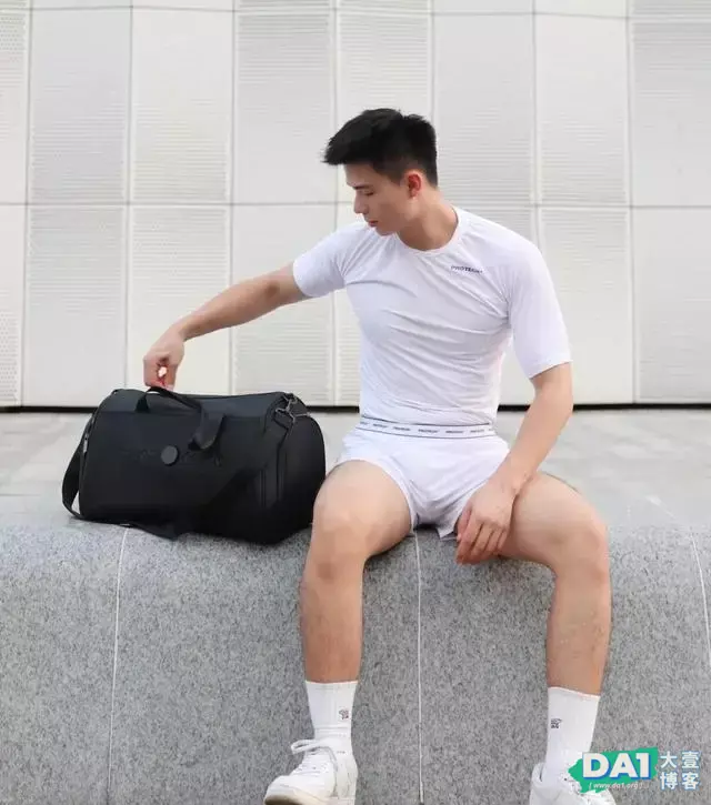 健壮阳刚、英俊帅气的五官,穿训练服的肌肉小狼狗,尽显型男本色 健壮阳刚、英俊帅气的五官,穿训练服的肌肉小狼狗,尽显型男本色