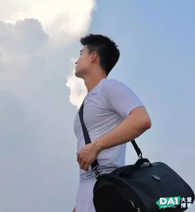 健壮阳刚、英俊帅气的五官,穿训练服的肌肉小狼狗,尽显型男本色 健壮阳刚、英俊帅气的五官,穿训练服的肌肉小狼狗,尽显型男本色