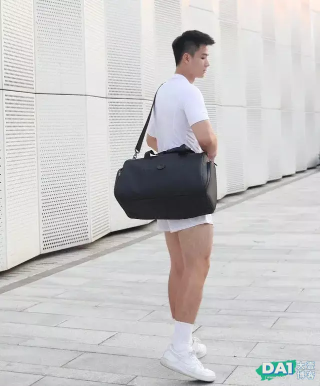 健壮阳刚、英俊帅气的五官,穿训练服的肌肉小狼狗,尽显型男本色 健壮阳刚、英俊帅气的五官,穿训练服的肌肉小狼狗,尽显型男本色
