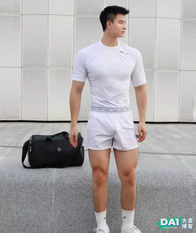 健壮阳刚、英俊帅气的五官,穿训练服的肌肉小狼狗,尽显型男本色 健壮阳刚、英俊帅气的五官,穿训练服的肌肉小狼狗,尽显型男本色