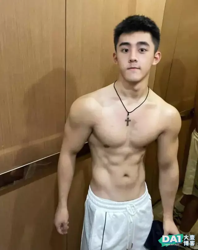青春阳光童颜肌肉小奶狗，有型有范，你接受这么可爱的腹肌男友吗