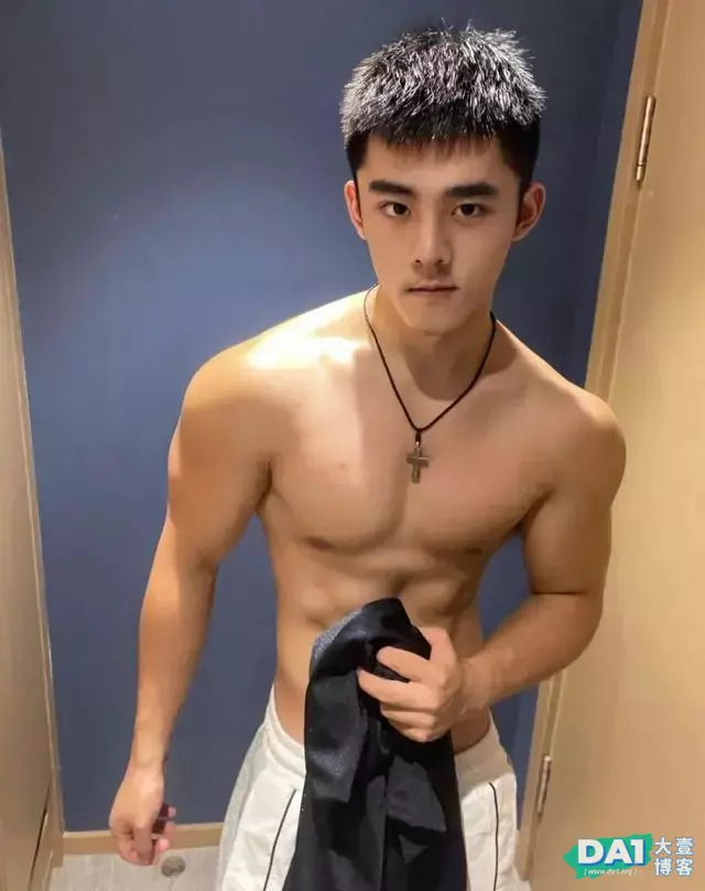 青春阳光童颜肌肉小奶狗，有型有范，你接受这么可爱的腹肌男友吗