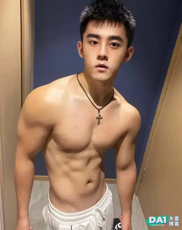 青春阳光童颜肌肉小奶狗，有型有范，你接受这么可爱的腹肌男友吗