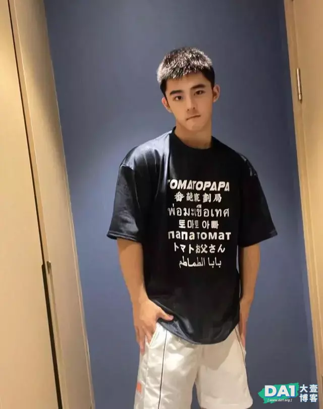 青春阳光童颜肌肉小奶狗，有型有范，你接受这么可爱的腹肌男友吗