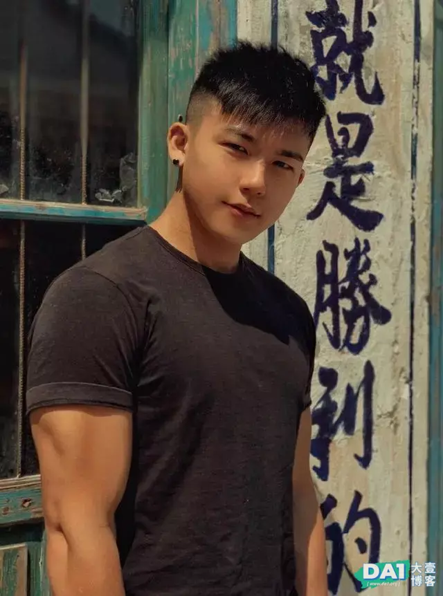 俊秀的稚嫩童颜小奶狗,外形健壮可爱,对这样的男生毫无抵抗力! 俊秀的稚嫩童颜小奶狗,外形健壮可爱,对这样的男生毫无抵抗力!