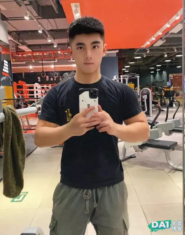 青春阳光童颜肌肉小奶狗，有型有范，你接受这么可爱的腹肌男友吗
