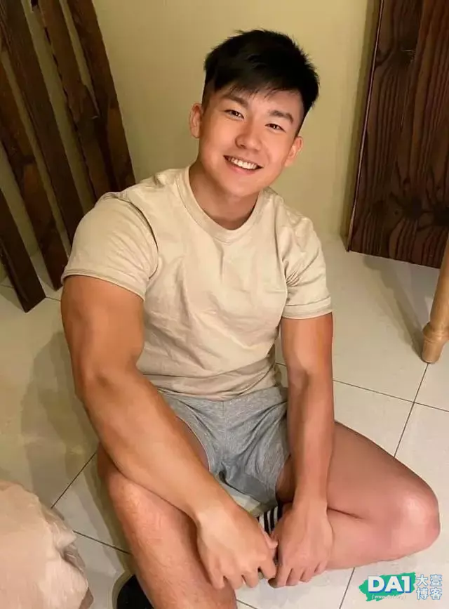 俊秀的稚嫩童颜小奶狗,外形健壮可爱,对这样的男生毫无抵抗力! 俊秀的稚嫩童颜小奶狗,外形健壮可爱,对这样的男生毫无抵抗力!
