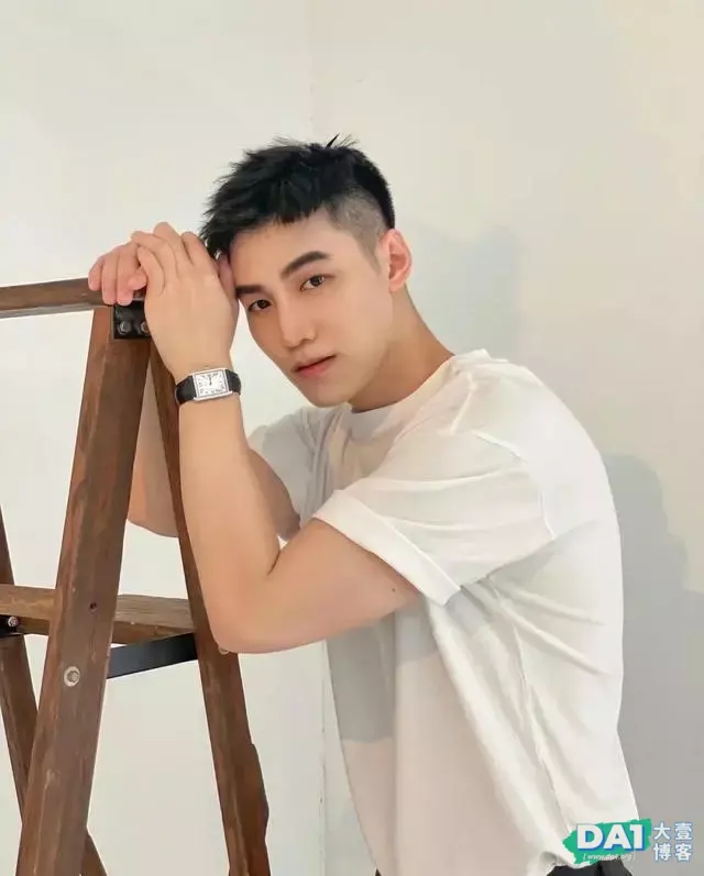 外表斯文,内心火热的00后美少年,穿衣时尚有品味,青春有活力! 外表斯文,内心火热的00后美少年,穿衣时尚有品味,青春有活力!