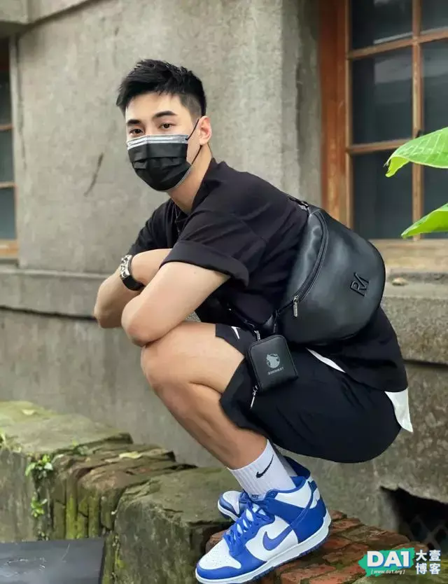 外表斯文,内心火热的00后美少年,穿衣时尚有品味,青春有活力! 外表斯文,内心火热的00后美少年,穿衣时尚有品味,青春有活力!
