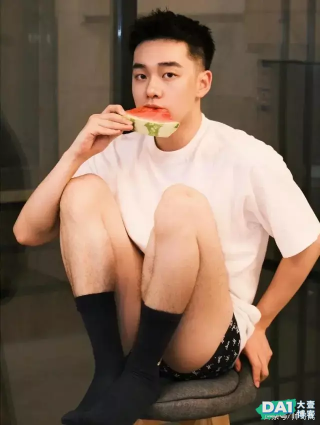 清爽干净的阳光小奶狗,居家生活中的小哥哥都这么有型有范吗? 清爽干净的阳光小奶狗,居家生活中的小哥哥都这么有型有范吗?