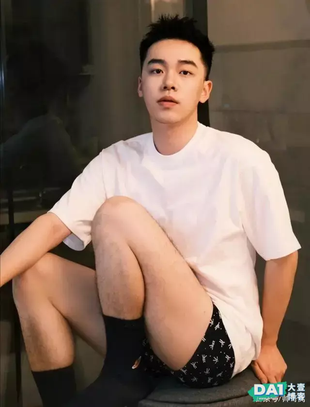 清爽干净的阳光小奶狗,居家生活中的小哥哥都这么有型有范吗? 清爽干净的阳光小奶狗,居家生活中的小哥哥都这么有型有范吗?