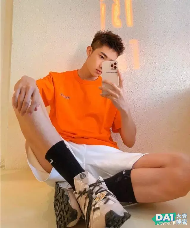 爱自拍的00后文艺小奶狗,清爽的外形干净的脸,是你的理想男友吗 爱自拍的00后文艺小奶狗,清爽的外形干净的脸,是你的理想男友吗