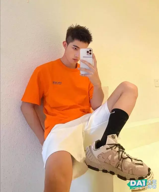 爱自拍的00后文艺小奶狗,清爽的外形干净的脸,是你的理想男友吗 爱自拍的00后文艺小奶狗,清爽的外形干净的脸,是你的理想男友吗