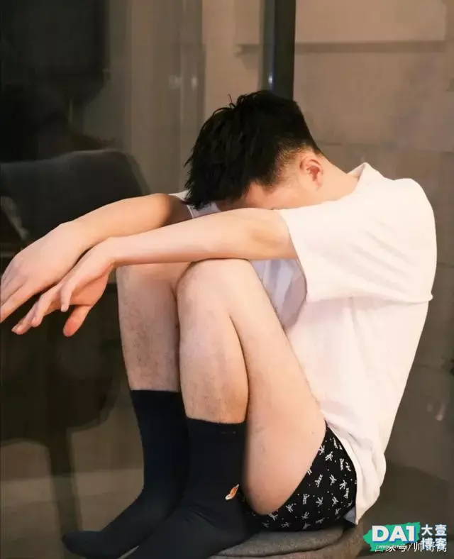 清爽干净的阳光小奶狗,居家生活中的小哥哥都这么有型有范吗? 清爽干净的阳光小奶狗,居家生活中的小哥哥都这么有型有范吗?