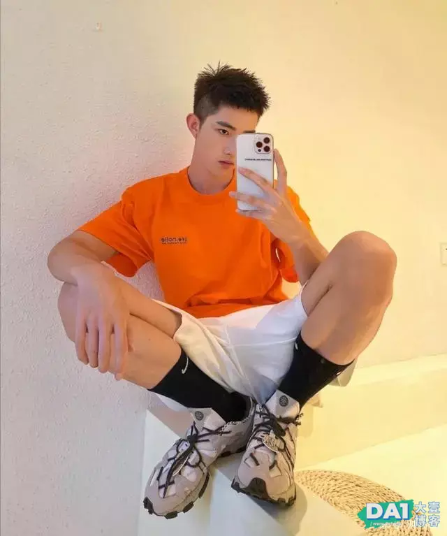 爱自拍的00后文艺小奶狗,清爽的外形干净的脸,是你的理想男友吗 爱自拍的00后文艺小奶狗,清爽的外形干净的脸,是你的理想男友吗