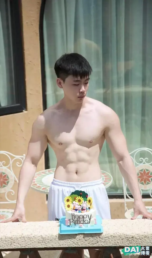 拍片就当玩,这个肤白貌美的小奶狗很值得一看 拍片就当玩,这个肤白貌美的小奶狗很值得一看