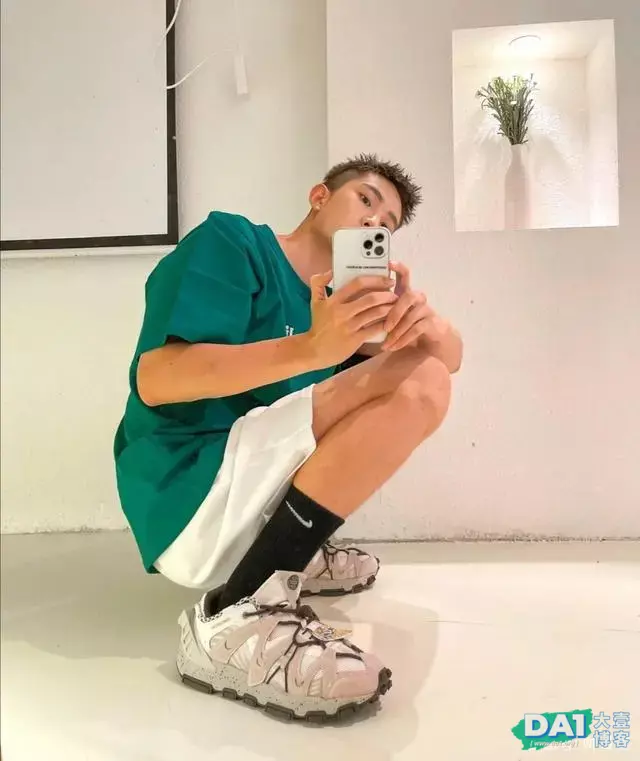 爱自拍的00后文艺小奶狗,清爽的外形干净的脸,是你的理想男友吗 爱自拍的00后文艺小奶狗,清爽的外形干净的脸,是你的理想男友吗