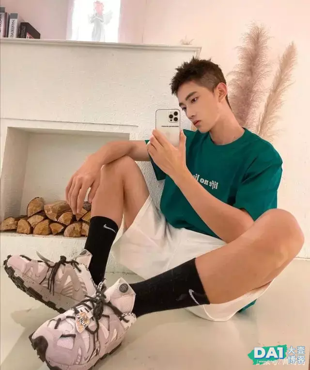 爱自拍的00后文艺小奶狗,清爽的外形干净的脸,是你的理想男友吗 爱自拍的00后文艺小奶狗,清爽的外形干净的脸,是你的理想男友吗