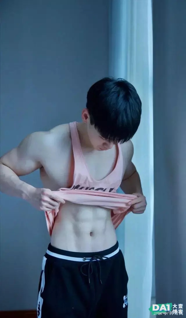 拍片就当玩,这个肤白貌美的小奶狗很值得一看 拍片就当玩,这个肤白貌美的小奶狗很值得一看