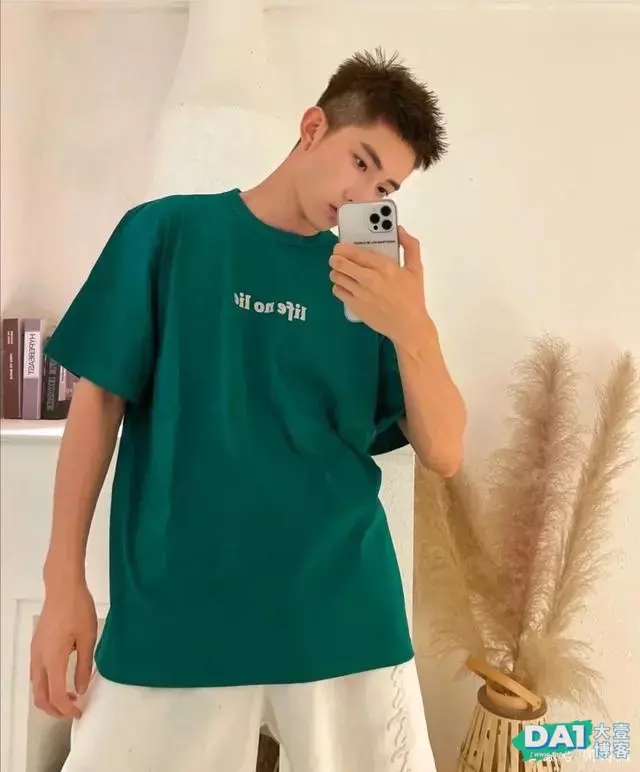 爱自拍的00后文艺小奶狗,清爽的外形干净的脸,是你的理想男友吗 爱自拍的00后文艺小奶狗,清爽的外形干净的脸,是你的理想男友吗