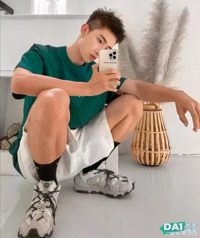 爱自拍的00后文艺小奶狗,清爽的外形干净的脸,是你的理想男友吗 爱自拍的00后文艺小奶狗,清爽的外形干净的脸,是你的理想男友吗