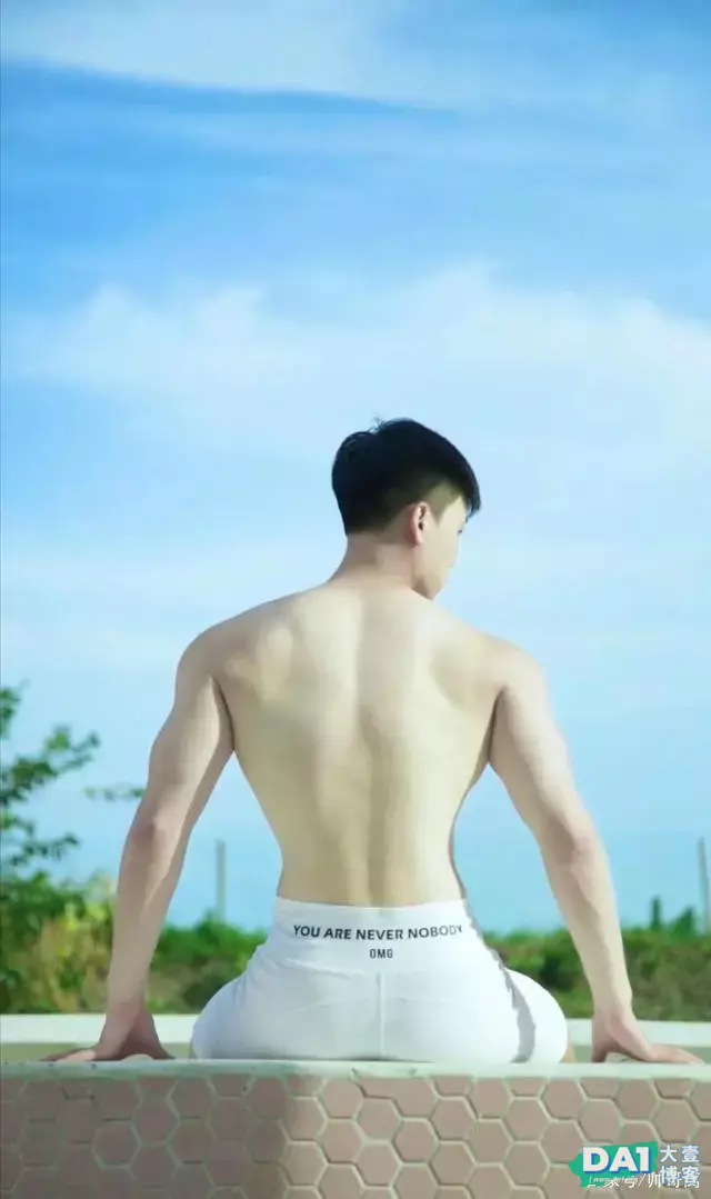 拍片就当玩,这个肤白貌美的小奶狗很值得一看 拍片就当玩,这个肤白貌美的小奶狗很值得一看