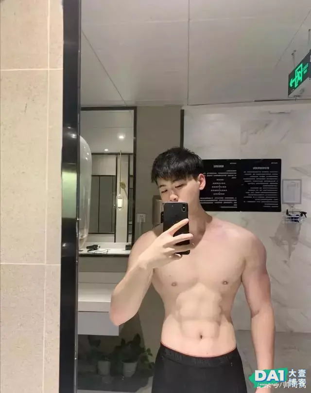 拍片就当玩,这个肤白貌美的小奶狗很值得一看 拍片就当玩,这个肤白貌美的小奶狗很值得一看