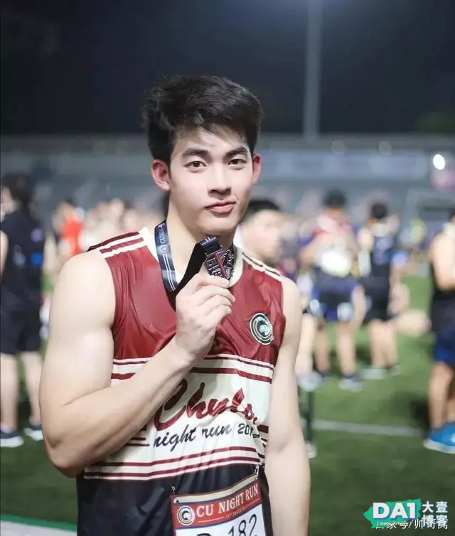 高鼻梁大眼睛帅气小哥,阳光俊俏颜值高,心动了吗? 高鼻梁大眼睛帅气小哥,阳光俊俏颜值高,心动了吗?