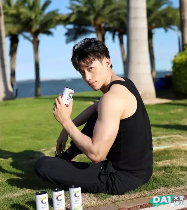 鲜嫩高中生奶狗弟弟,是吃可爱长大的吗? 鲜嫩高中生奶狗弟弟,是吃可爱长大的吗?