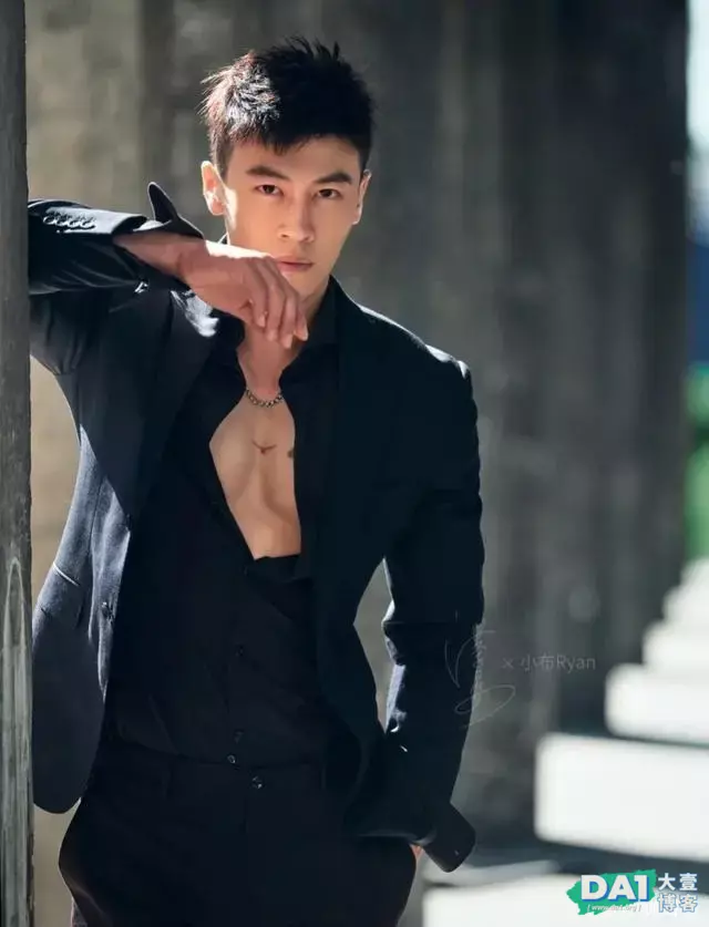 全黑色的套装简直就是王子下凡,暗黑系酷帅男友,你一定值得拥有 全黑色的套装简直就是王子下凡,暗黑系酷帅男友,你一定值得拥有