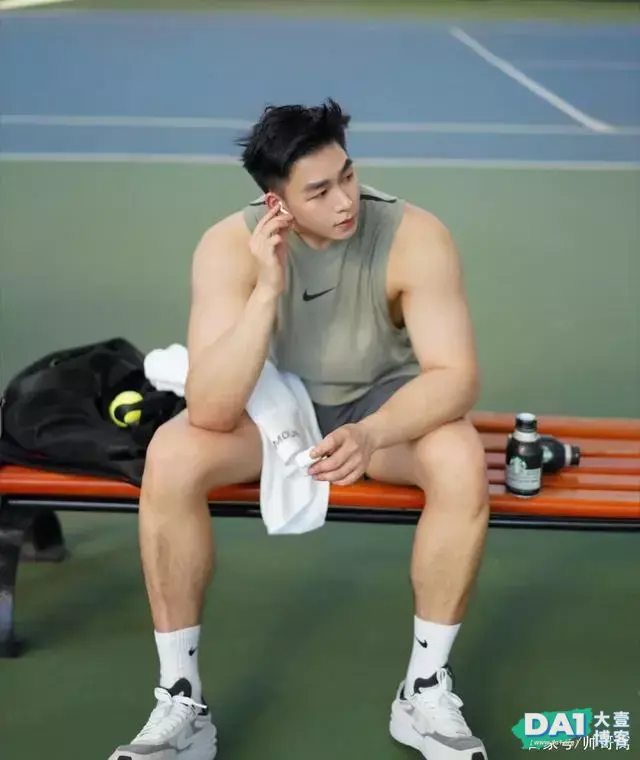 每天坚持运动健身的阳光小奶狗,高高壮壮的身材,有点恋爱的感觉 每天坚持运动健身的阳光小奶狗,高高壮壮的身材,有点恋爱的感觉