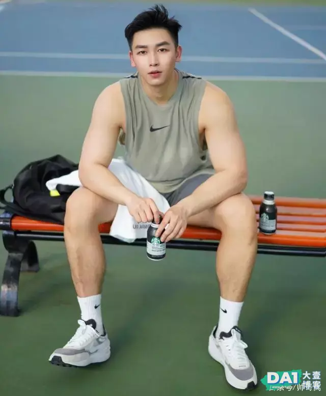 每天坚持运动健身的阳光小奶狗,高高壮壮的身材,有点恋爱的感觉 每天坚持运动健身的阳光小奶狗,高高壮壮的身材,有点恋爱的感觉