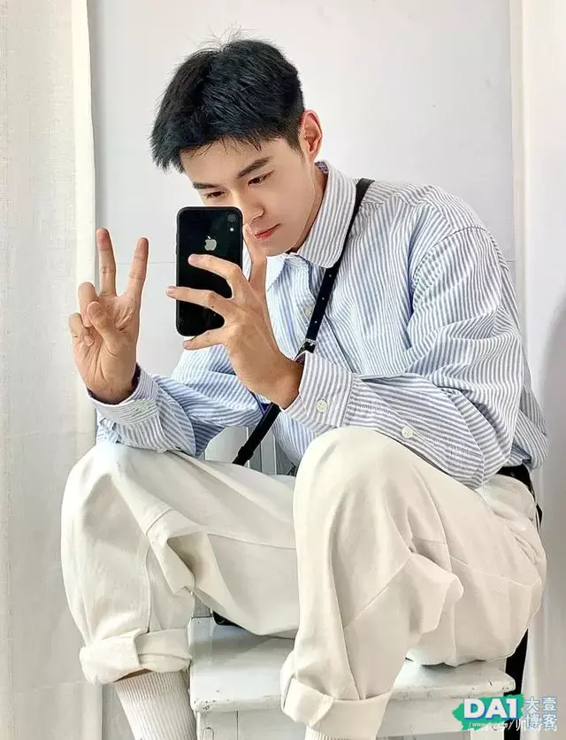 穿浅蓝色条纹衬衫的文艺小奶狗,真的太喜欢这种简单干净的风格了 穿浅蓝色条纹衬衫的文艺小奶狗,真的太喜欢这种简单干净的风格了