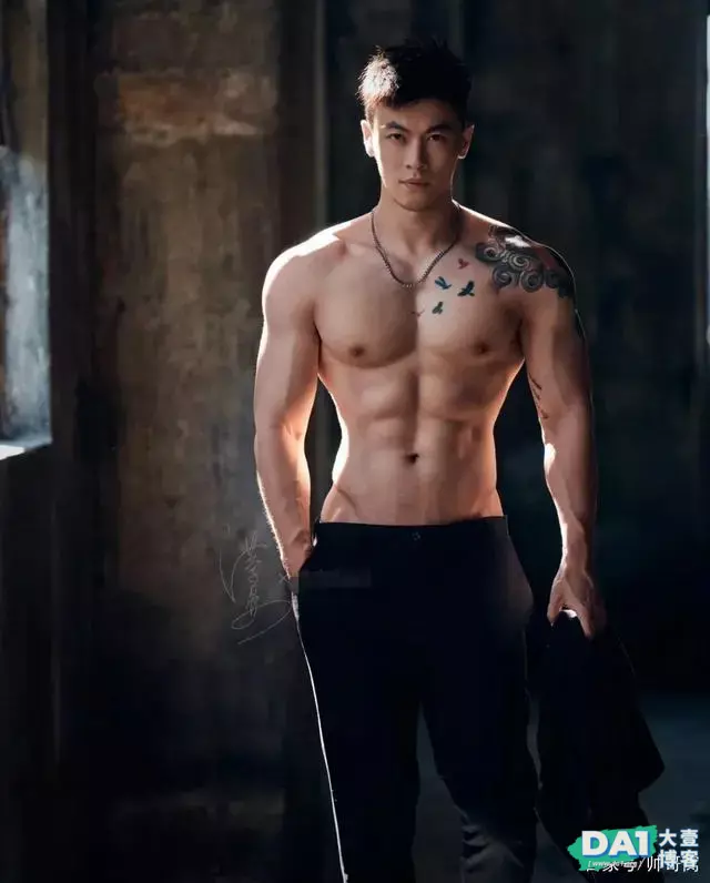 黑色系男体写真，废墟+阳光，这荷尔蒙的味道简直让人无法呼吸！-大壹博客