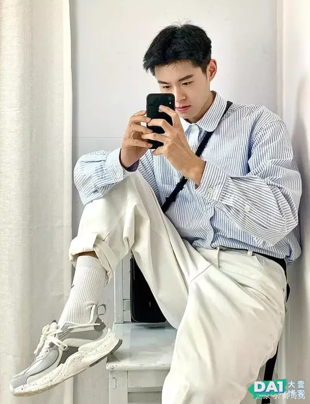 穿浅蓝色条纹衬衫的文艺小奶狗,真的太喜欢这种简单干净的风格了 穿浅蓝色条纹衬衫的文艺小奶狗,真的太喜欢这种简单干净的风格了